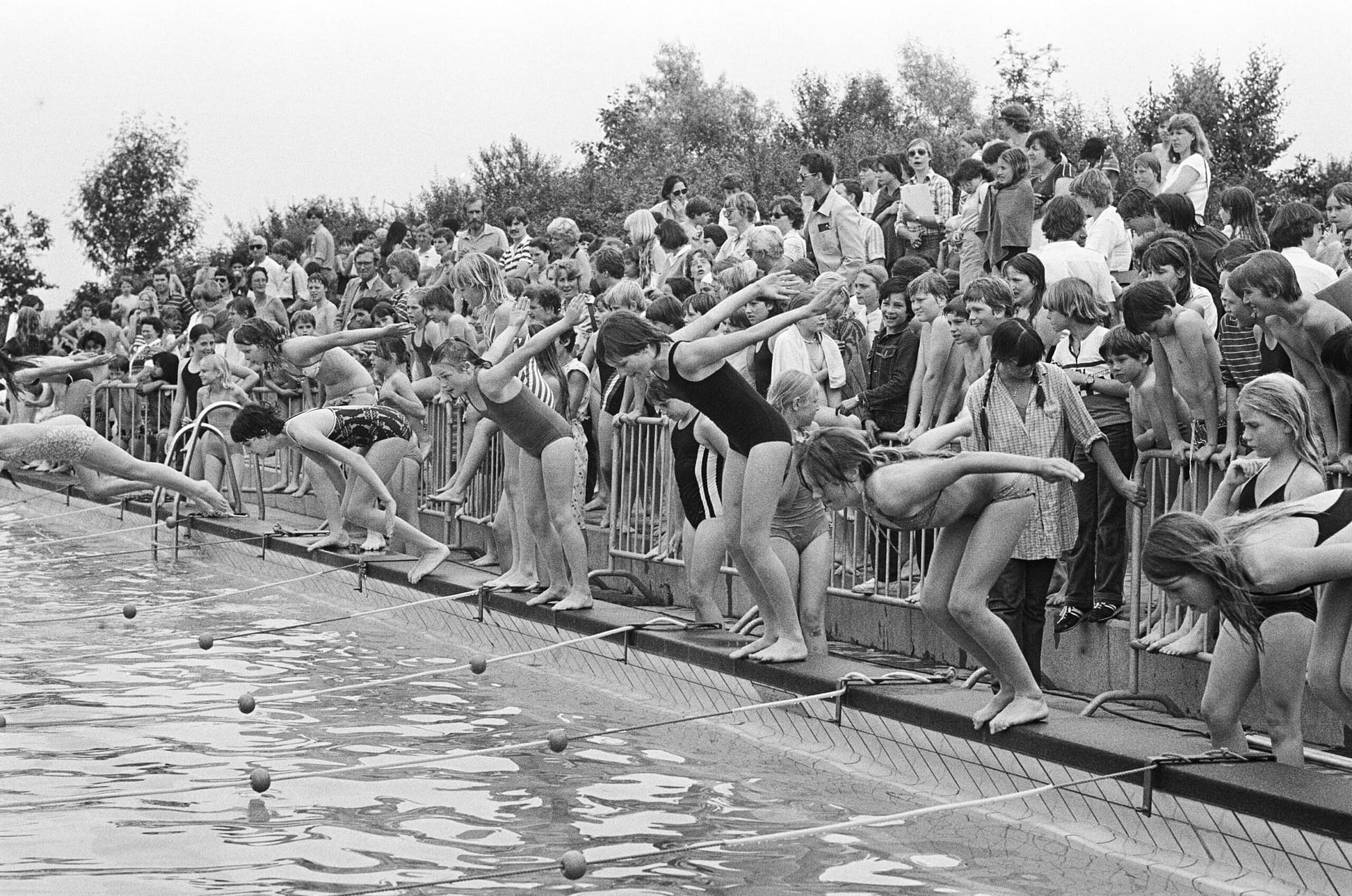 Finale schoolzwemwedstrijden in zwembad de Wisselslag 1981 Finale schoolzwemwedstrijden in zwembad de Wisselslag 1981