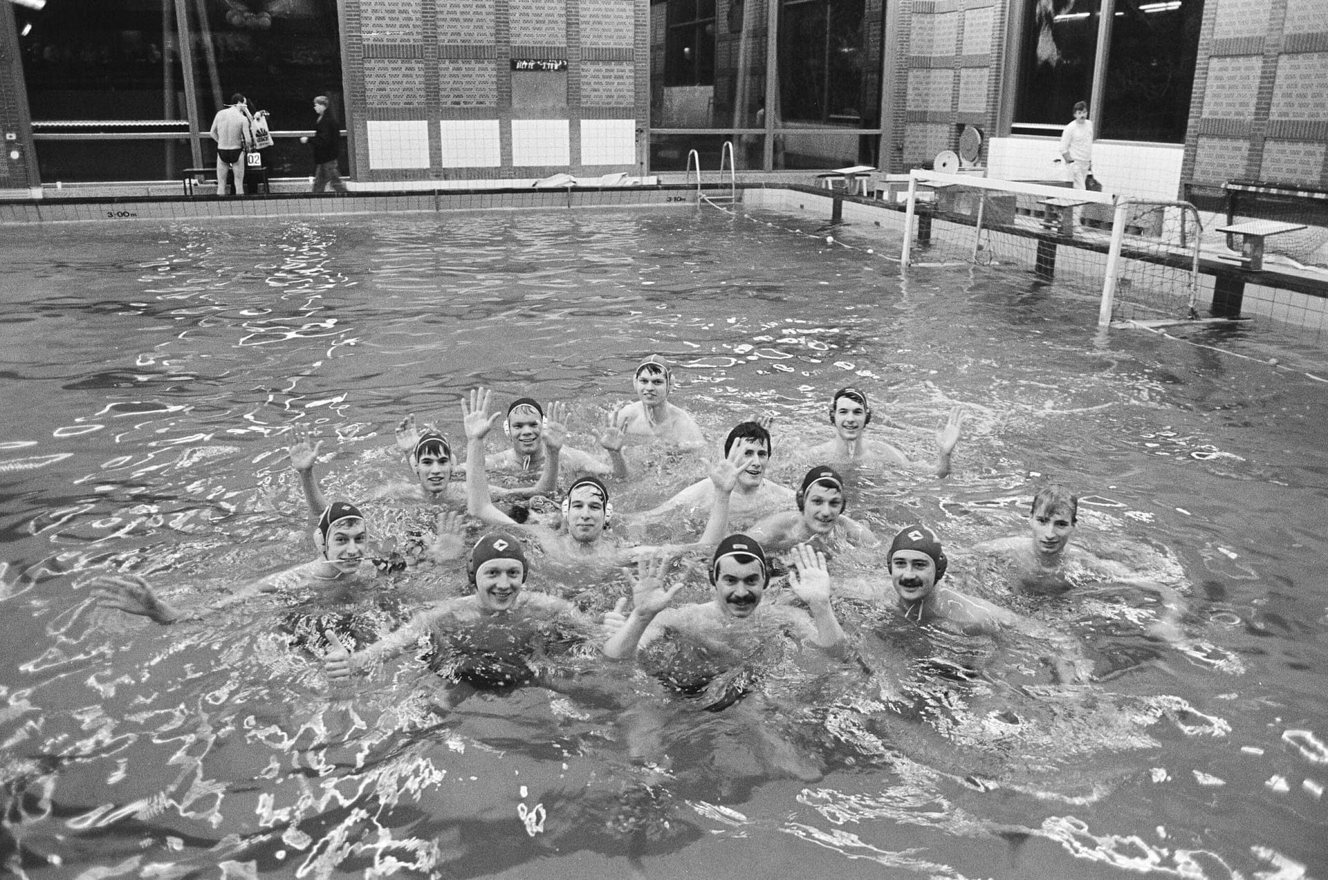 Groepsportret onbekend waterpoloteam in zwembad de Wisselslag 1987 Groepsportret onbekend waterpoloteam in zwembad de Wisselslag 1987