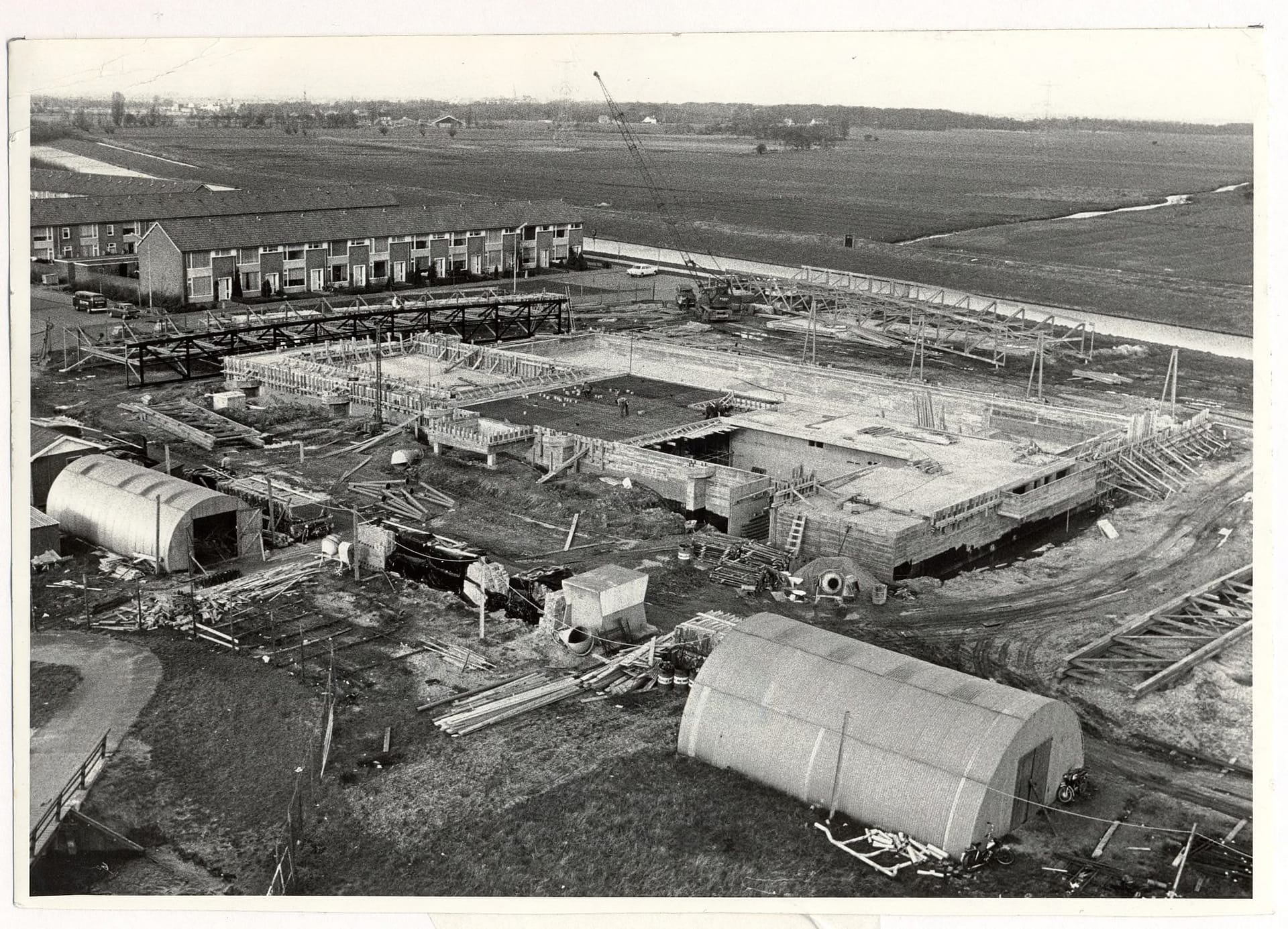 Het combibad Noord bestaat uit enkele buitenbassins en een overdekt gedeelte 1975 Het combibad Noord bestaat uit enkele buitenbassins en een overdekt gedeelte 1975