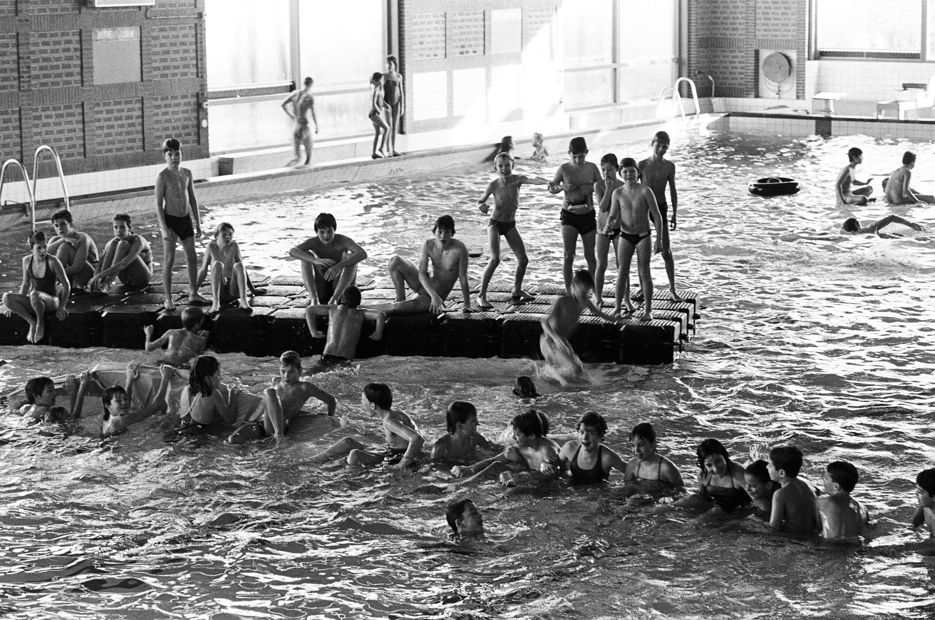 Kerstzwem - toernooi gehouden in zwembad De Wisselslag, De Spetter en Sportfondsenbad 1986