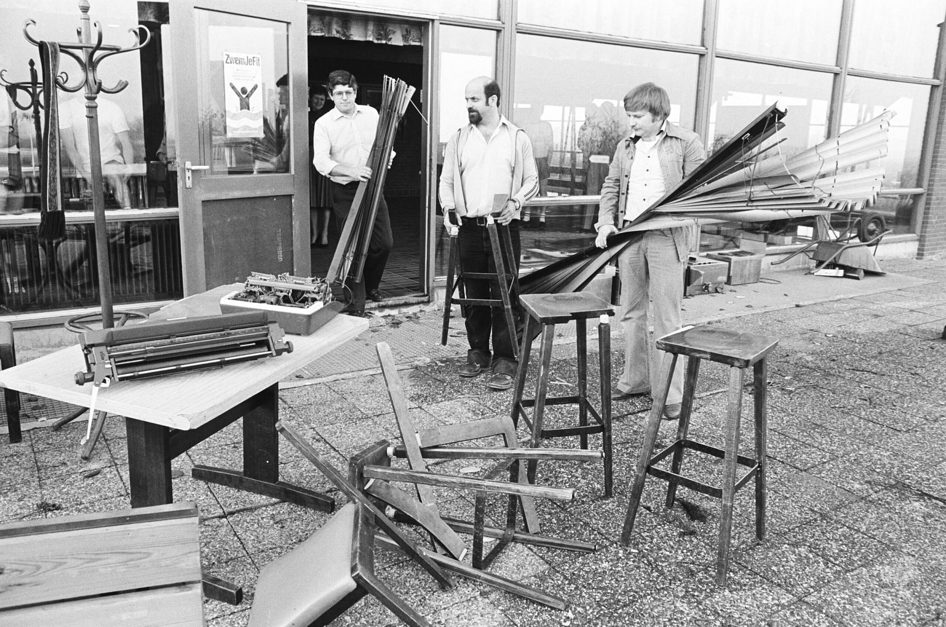 Ravage aangericht na inbraak in zwembad De Wisselslag heeft een schade van enige tienduizenden guldens teweeggebracht 1981 Ravage aangericht na inbraak in zwembad De Wisselslag heeft een schade van enige tienduizenden guldens teweeggebracht 1981