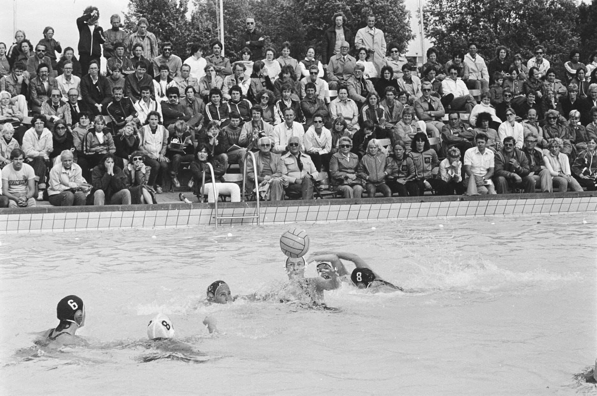 Waterpolowedstrijd Australie - Canada tijdens de Fina World Cup II voor dames in zwembad de 1980 Waterpolowedstrijd Australie - Canada tijdens de Fina World Cup II voor dames in zwembad de 1980