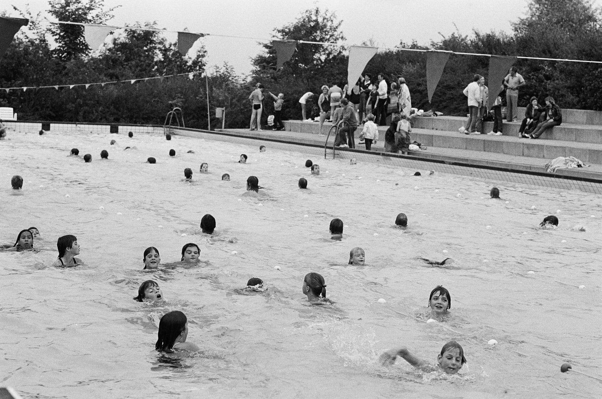 Zwemvierdaagse in zwembad de Wisselslag 1982 Zwemvierdaagse in zwembad de Wisselslag 1982