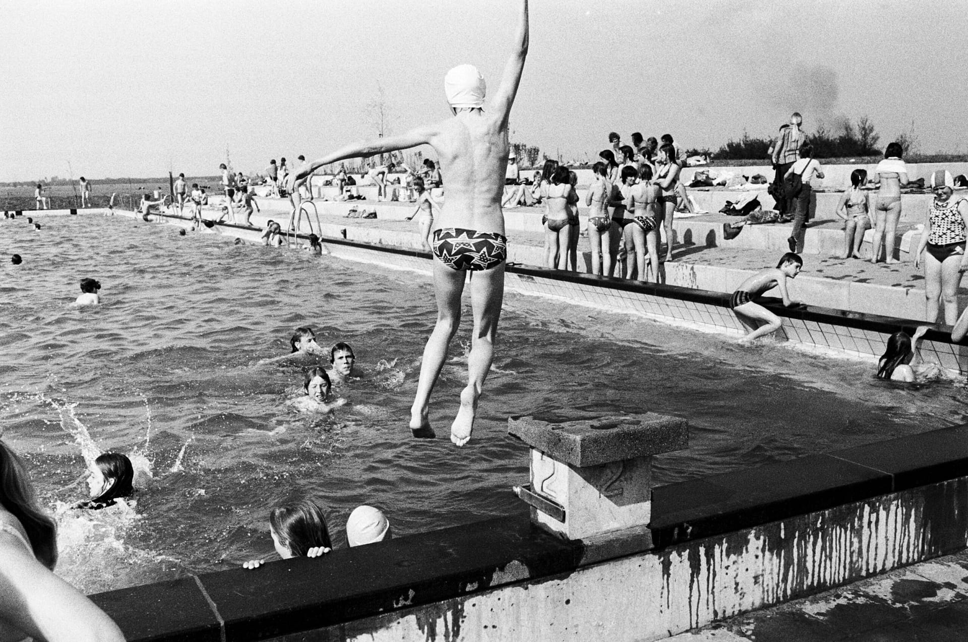 buitenbad de wisselslag 1976 met o.a Peter Speykers in het water buitenbad de wisselslag 1976 met o.a Peter Speykers in het water